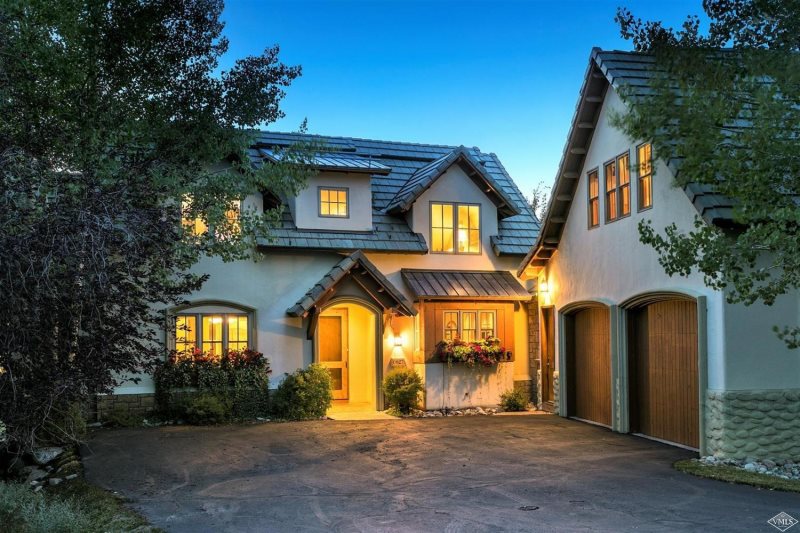 Warm and inviting mountain home driveway